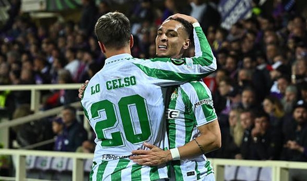 Antony bay cao trong màu áo Real Betis.