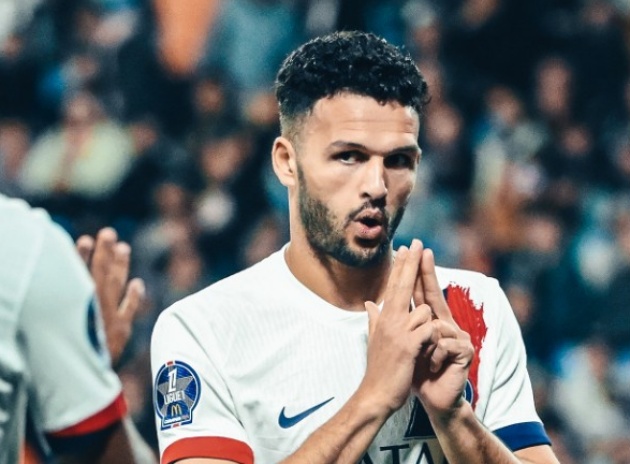 Ramos lập hattrick.