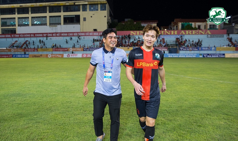 HLV Nguyễn Việt Thắng vui mừng sau thắng lợi trước PVF-CAND. Ảnh: Phù Đổng Ninh Bình FC.