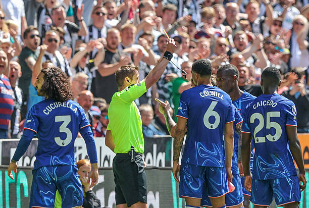 Jackson nhận thẻ đỏ.