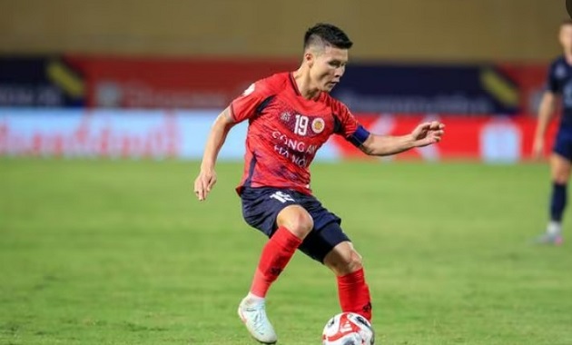 Quang Hải giữ được cái đầu lạnh khi đối đầu với Bunmathan.